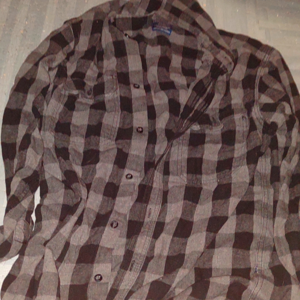 A men's plaid button up